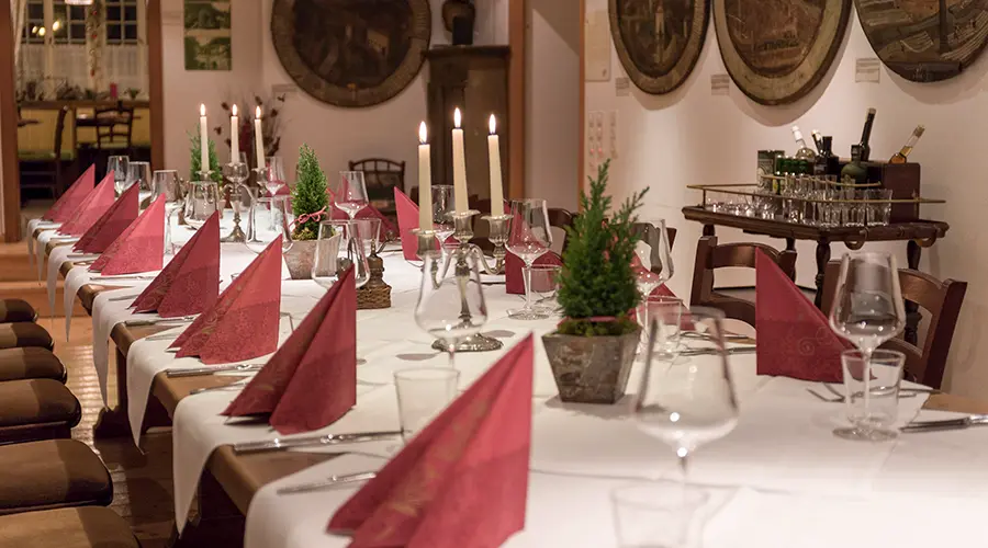 Lange festliche Tafel unter historischen Schützenscheiben