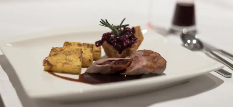 Ein Teller aus der Schützenhaus-Küche, mit Wildpreiselbeeren und Rosmarin